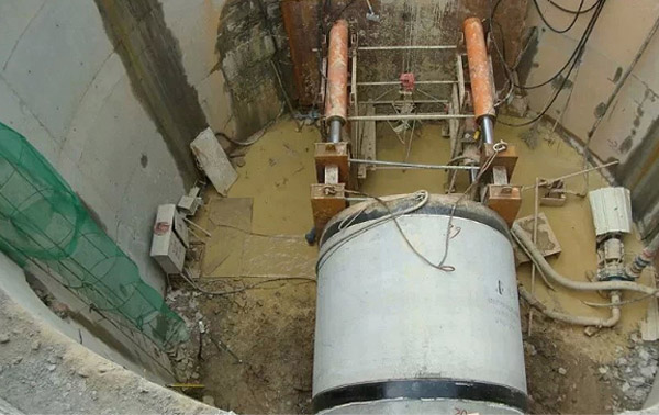 濟(jì)南泥水平衡頂管機(jī)施工現(xiàn)場(chǎng)